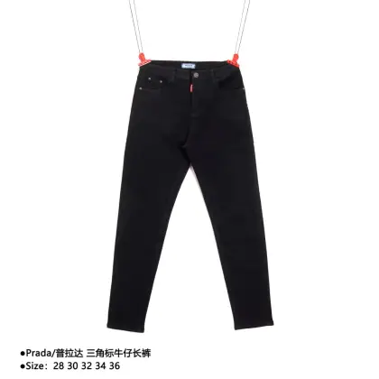 Prada/普拉达 三角标牛仔长裤 最新品,专柜同步有售,原单狠货,水洗休闲牛仔裤,进口原版水洗弹力面料,舒适有弹性,原版五金辅料装饰logo,版型超正,档次极高,专柜品质,上身时尚有型,定制纽扣,拉链五金!男女同款 款式编号:AA-560650023